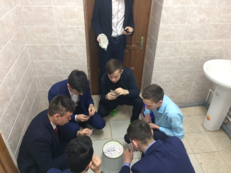 Школьный туалет мальчиков. Туалет в школе. Школьники курят в туалете. Туалет на перемене. Школьники в Уборной.