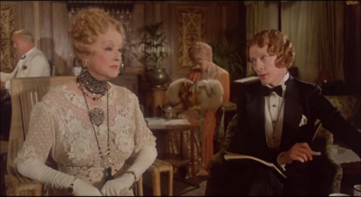 кадр из фильма "Смерть на Ниле". Слева направо - какой-то мужик, Бэтт Дэвис, Анджела Лэнсбери, Мэгги Смит. Увы, лучшего кадра не нашла.