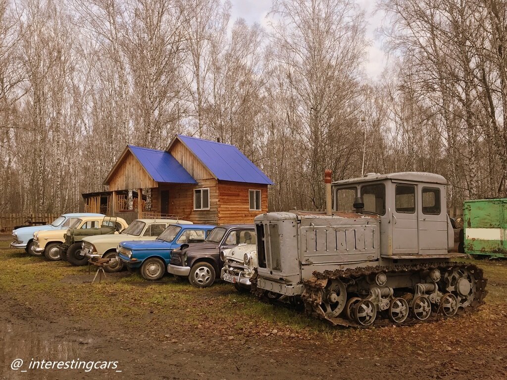 Под открытым небом трактор ДТ-54А 1978 г.в., Москвичи, Запорожцы, ГАЗ-67 и Волги
