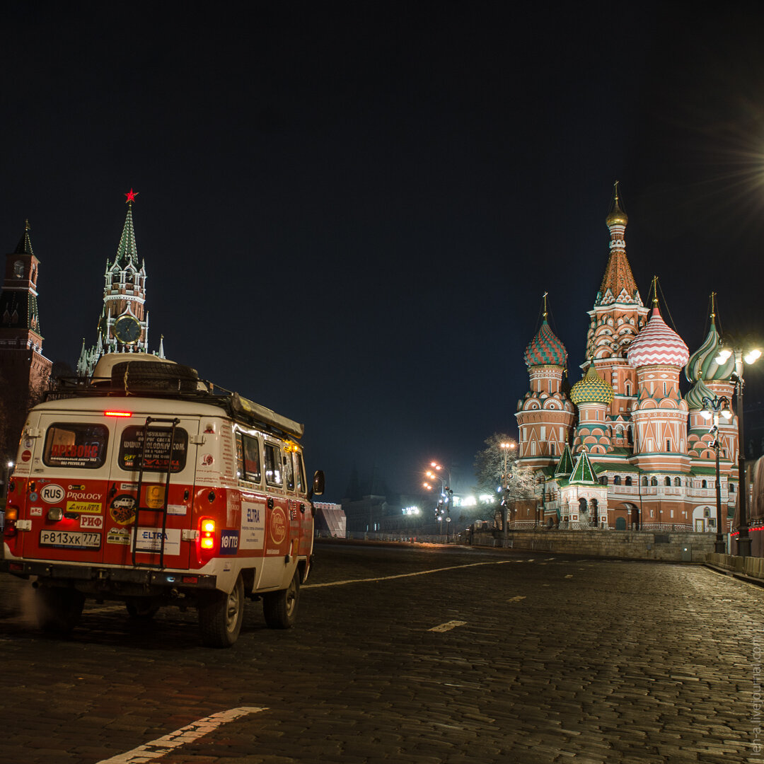 Саша Холодный и его Буханка на Васильевском спуске в Москве.
