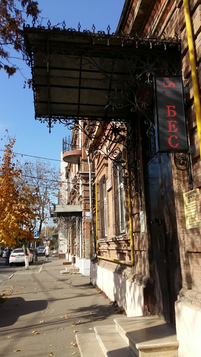 Сплошные резные да кованые крылечки  на ул. Ленина. Авторское фото 