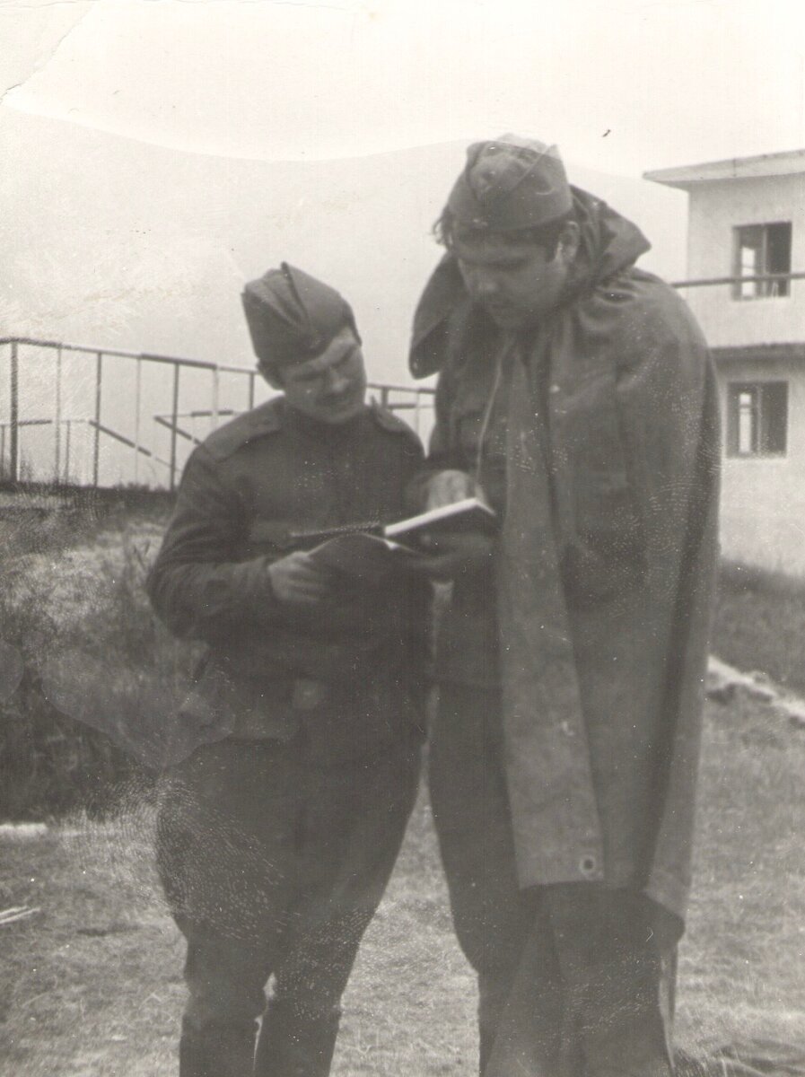 Автор и Слава на стрельбах.