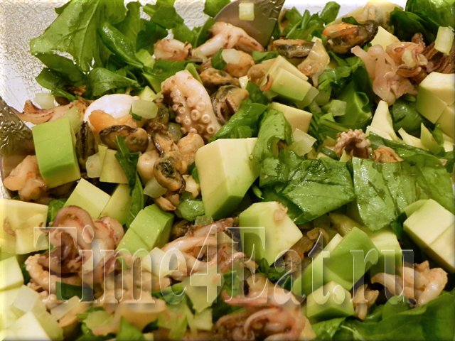 САЛАТ ИЗ МОРЕПРОДУКТОВ С АВОКАДО И РУККОЛОЙ
