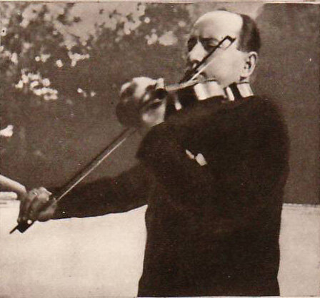 Муссолини со скрипкой