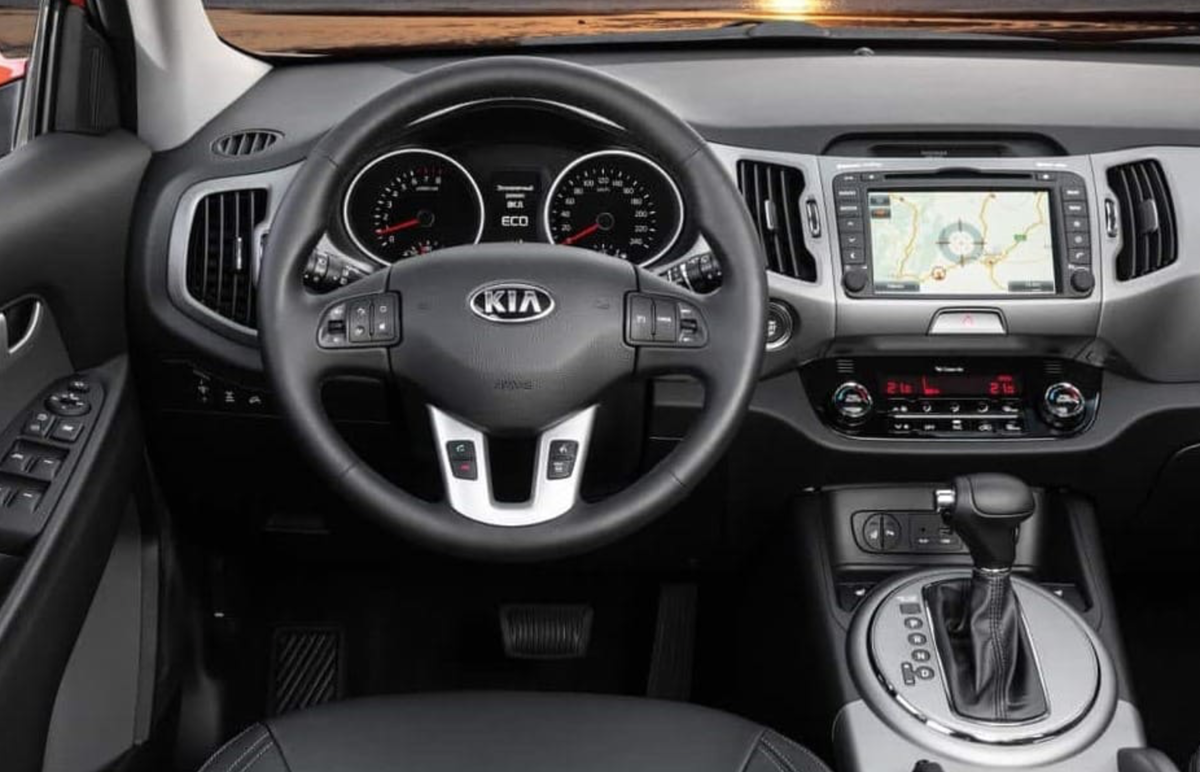 Кожа на руле довольно быстро протирается и ближе к 100 тыс. км выглядит на 300 тыс. 