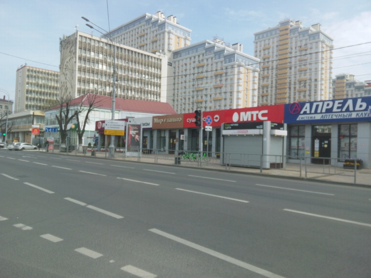 Так выглядит наш город сегодня. Обычно  здесь многолюдно и много машин. 