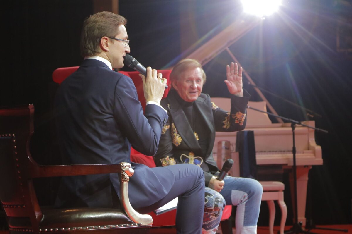 Режиссёр Роман Виктюк даёт интервью ведущему Роману Акимову, март 2019 года.