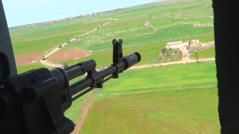 Российский вертолет обеспечивает воздушное прикрытие для российско-турецкого патруля в районе северо-восточного сирийского города Камышлы, 10 апреля