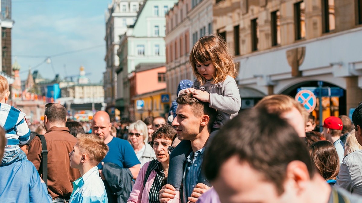 Получать пособия от государства Основание. Пост. правительства от 21.04.2011 № 294, ФЗ № 255-ФЗ ст. 2, ФЗ № 81-ФЗ

Как это работает. Беременным женщинам и родителям платят пособия из бюджета. Работающие мамы и папы оформляют их через работодателя, а платит деньги ФСС — фонд социального страхования. Деньги на пособия берут из общего котла, куда все работодатели платят взносы за своих сотрудников.

Когда работодатель говорит, что у него нет денег на пособия или он не хочет платить из своего кармана, — он лукавит. Хотя работодателю и придется сначала отдать свои деньги, потом ФСС их компенсирует. Пособие — это не жест доброй воли от работодателя, а государственная гарантия. Работодатель просто участвует в механизме ее предоставления.

Во многих регионах России сейчас действует проект «Прямые выплаты», когда пособия поступают на карту сразу из ФСС. Это снижает вероятность того, что работодатель не переведет деньги или задержит их. Но в любом случае заявление на пособия надо подавать через работодателя.

Вот какие пособия работающие беременные, мамы и папы получают из ФСС:

Пособие по беременности и родам — его получает беременная после 30-й недели сразу за весь отпуск по беременности и родам. На сайте ФСС есть калькулятор для расчета. При обычных родах декретные платят за 140 дней. Женщина может родить раньше или позже установленной даты, но на выплаты это не повлияет.
Пособие за раннюю постановку на учет по беременности — выплата для женщин, которые встали на учет в первые 12 недель. Сейчас размер пособия — 675 рублей. Платят вместе с пособием по беременности и родам.
Пособие при рождении ребенка — его выплачивают одному из родителей. Пособие тоже можно оформить через работодателя, понадобится справка от второго родителя, что он его не получал. Сейчас размер пособия — 18 004 рубля.
Пособие по уходу за ребенком — его получает мама, папа, бабушка или другой родственник, который сидит дома с ребенком. Пособие платят каждый месяц, пока ребенку не исполнится 1,5 года. Размер — 40% от зарплаты. Узнать или проверить сумму можно на сайте ФСС.
Работающие женщины получают эти пособия через работодателя: нужно написать заявление и приложить подтверждающие документы. Это может быть больничный лист, свидетельство о рождении и справка о рождении ребенка.

Совместители получают пособие по беременности и родам у каждого из работодателей исходя из того, сколько они там зарабатывают. А вот пособие по уходу за ребенком оформляют только по одному месту работы. Со всех других мест нужно собрать справки о заработке: пособие посчитают исходя из общей суммы дохода. Важно не забыть взять справки со всех мест работы за последние два года.

Если работодатель закрылся или ИП прекратил регистрацию, пока женщина была в декрете, пособие ей будет платить соцзащита, причем его размер не изменится. Важно, чтобы в трудовой было написано, что причина увольнения — ликвидация фирмы. Если уйти с работы по соглашению сторон или по собственному желанию, пособие будет минимальным.

Если компания еще не ликвидирована, но деятельность уже не ведет, пособие можно оформить напрямую через ФСС. Это работает даже в тех регионах, где еще не ввели прямые выплаты. ФСС назначит пособие сам, если у женщины есть трудовой договор, но компания больше не существует, банкротится или на счетах просто нет денег.

Если кроме трудового договора есть еще и статус ИП или самозанятой, можно внести добровольный взнос в ФСС и таким образом увеличить сумму пособия по беременности и родам: его выплатят и на работе, и напрямую из ФСС. Но взнос нужно заплатить до конца года, предшествующего выходу в декрет. С пособием по уходу за ребенком так не выйдет: его платят или по месту работы, или как ИП — в ФСС.

Если женщина — директор в компании и платит взносы, ей тоже положены все выплаты и пособия, как обычному работнику с трудовым договором. Часто бывает, что в качестве директора выступает один из учредителей компании или ее единственный учредитель. В этом случае пособие тоже заплатят — исходя из размера зарплаты директора. С дивидендов, которые распределяют между собой учредители, взносы не платят, поэтому на размер пособия они не влияют.

См. также:

Как уйти в декрет из другой страны
Пособия семьям с одним ребенком
Как получить выплаты при рождении ребенка
Как МРОТ влияет на пособия в 2020 году
Как изменятся детские пособия в 2020 году
Выплаты на детей до трех лет отменили
Получать зарплату и детские пособия одновременно
Основание. ТК РФ ст. 256 ч. 3

Как это работает. Закон разрешает женщинам получать пособие по уходу за ребенком и одновременно работать. Есть два варианта:

работать на дому;
работать неполный день.
Работа на дому и дистанционная работа — разные вещи с точки зрения трудового кодекса. Поэтому писать статьи из дома и ухаживать за ребенком можно, но не факт, что ФСС согласится выплачивать пособие при таком раскладе. Надежнее оформить неполный день, чтобы пособие не отменили.

Если в трудовом договоре написано, что работа выполняется на дому, — вопросов нет, можно дословно цитировать трудовой кодекс и получать пособие дополнительно к зарплате.

Неполный день тоже вещь относительная. Закон не объясняет, на сколько часов нужно сократить рабочий день, споры на этот счет идут долгие годы. С одной стороны, закон не оговаривает минимум. Значит, устанавливать его ФСС не имеет права, можно сократить день хоть на полчаса. С другой — это льгота для тех, кто ухаживает за ребенком, а лишние полчаса не дадут такой возможности. Налицо злоупотребление правом.

Сейчас ФСС рекомендует сокращать рабочий день минимум на три часа. Можно ориентироваться на такой принцип: если государство доплачивает 40% от зарплаты, то и работать можно на 40% меньше. То есть потери в зарплате должны быть примерно равны сумме пособия. Тогда претензий точно не будет.

Иногда потерь в зарплате вообще нет. А пособие платят.

Например, маркетолог Елена работает на полставки по трудовому договору с зарплатой 40 тысяч рублей. Она родила ребенка и перешла на дистанционную работу. В той же компании она так и продолжает работать на полставки, то есть неполное рабочее время — по 4 часа в день. Елена напишет заявление на отпуск по уходу за ребенком и будет получать и всю зарплату, и ежемесячное пособие.

См. также:

Работающих родителей лишат детских пособий. Это правда?
Работники получили детские пособия, а фирма потеряла 600 тысяч рублей
Получать стандартный вычет на ребенка
Основание. НК РФ ст. 218 п. 1 подп. 4

Как это работает. Вычеты — это возможность уменьшить свой доход, с которого нужно платить НДФЛ. Если рождается ребенок, появляется право на вычет. В результате сумма налога будет меньше, а оставшаяся на руках часть зарплаты — больше.

Размеры ежемесячного вычета такие: на первого и второго ребенка — по 1400 Р, на третьего и последующих — 3000 Р. Отдельно дают вычет, если у ребенка инвалидность: еще 12 000 Р. Экономия составит 13% от этих сумм.

То есть в год работающая мама или отец одного здорового ребенка сэкономит 2184 Р, если годовая зарплата не превысит 350 000 Р. Когда зарплата с начала года превысит 350 000 Р, вычеты применять перестанут. Рассчитать вычет на ребенка можно с помощью нашего калькулятора.

См. также:

Стандартный вычет на детей: общие условия
Налоговый вычет на детей: 10 вопросов и ответов
Как получить детский вычет за прошлые годы
Зарабатывать стаж и баллы для пенсии, даже не работая
Основание. ФЗ № 400-ФЗ ст. 12 ч. 1 пп. 2 и 3

Как это работает. В пенсионный стаж, который позволяет рассчитывать на страховую пенсию, входит не только время работы, но и время декретного отпуска. Можно сидеть дома с ребенком и копить стаж и баллы для пенсии.

Вот какие периоды включаются в стаж для выхода на пенсию:

Отпуск по беременности и родам — он оформляется больничным, а все время, проведенное на больничном, входит в пенсионный стаж. Дополнительные пенсионные баллы не начисляются.
Отпуск по уходу за ребенком до полутора лет — максимум 6 лет за всю жизнь. Пенсионные баллы начисляются: чем больше детей, тем больше баллов. За год декрета можно получить 1,8 балла, если ребенок первый, 3,6 балла — если второй и 5,4 балла — если третий или четвертый.
Оставшаяся часть декретного отпуска не включается в пенсионный стаж и не дает возможности накопить пенсионные баллы. Трудовой кодекс разрешает находиться в отпуске по уходу за ребенком до трех лет, но с точки зрения пенсии это невыгодно. Зато, если детей хотя бы трое, мама сможет выйти на пенсию раньше.

См. также:

Права пенсионеров по возрасту
Разбор закона о повышении пенсионного возраста
5 способов повысить пенсию
Восстанавливать срок исковой давности по трудовым спорам
Основание. ТК РФ ст. 392 ч. 2

Как это работает. Исковая давность — это время, в течение которого можно потребовать у суда разобраться в проблеме и защитить свои права. Считается, что если человек не обратился в суд за это время, то вопрос для него не особо важен. Если он все-таки подаст иск, у ответчика появится право заявить о пропуске исковой давности. Дело суд рассматривать не станет, а с проблемой истцу придется разбираться самому.

По трудовым спорам сроки исковой давности короткие: увольнение можно обжаловать в течение месяца, невыплату зарплаты — в течение года, а все остальные нарушения — в течение трех месяцев. Пропущенный срок можно восстановить, только если есть уважительная причина.

К таким уважительным причинам Верховный суд относит и декретный отпуск. Логика такая: во время ухода за детьми женщина сосредоточена на их воспитании и защите. В первую очередь она думает о детях, а только потом — о себе, своих нарушенных правах и российском судопроизводстве. Даже если эта женщина — профессиональный юрист. Поэтому во время декретного отпуска в суд можно не обращаться, а после выхода из декрета — восстановить срок исковой давности и потребовать от работодателя все, что он задолжал.

Возьмите на заметку эту логику судебной коллегии, чтобы использовать в своих интересах: «Сначала была на больничном по беременности и родам, потом ухаживала за ребенком, а вот теперь дошла до суда и требую свои деньги». Если вы работодатель, тоже имейте в виду: несправедливо уволенная мама может объявиться и наказать вас даже спустя годы.