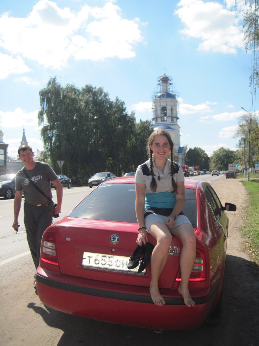 Вот это место возле монастыря, где можно оставить машину. Поездка 2015 года. Анюта натерла ноги новыми босоножками... 