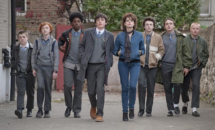 На экране главный герой Коннор эволюционирует из скромного подростка с нежным румянцем на щеках, в восходящую рок-звезду.