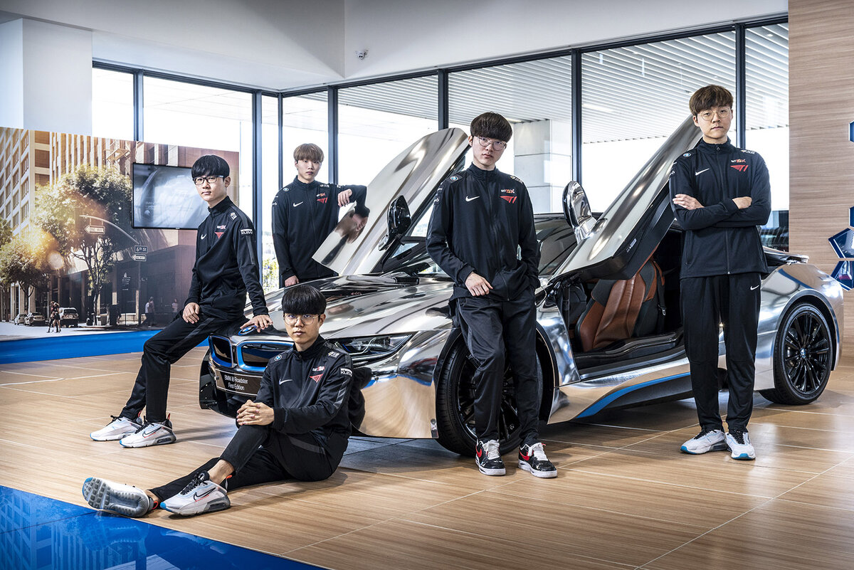 Фотосессия игроков T1 после подписания партнерства с BMW. Источник: твиттер @T1LoL