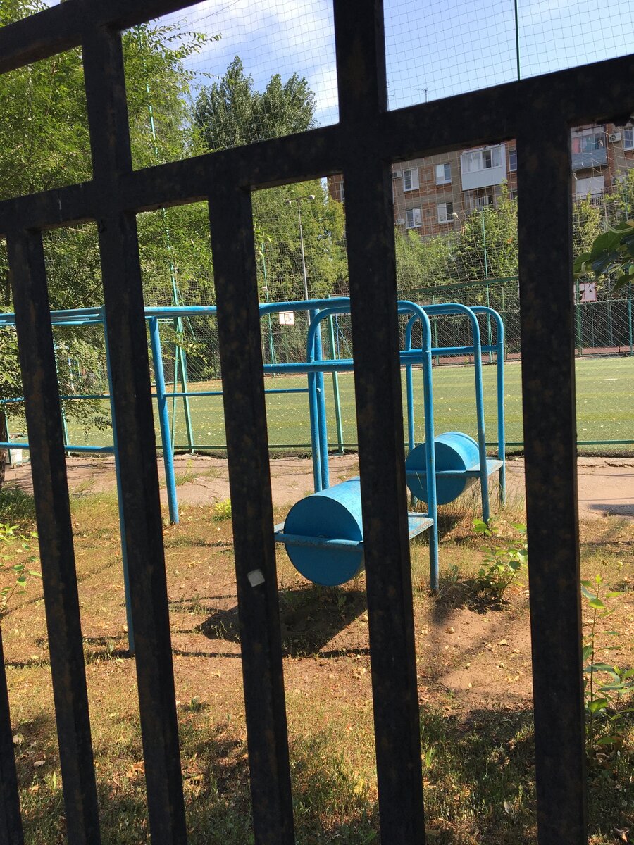 Забор вокруг школы