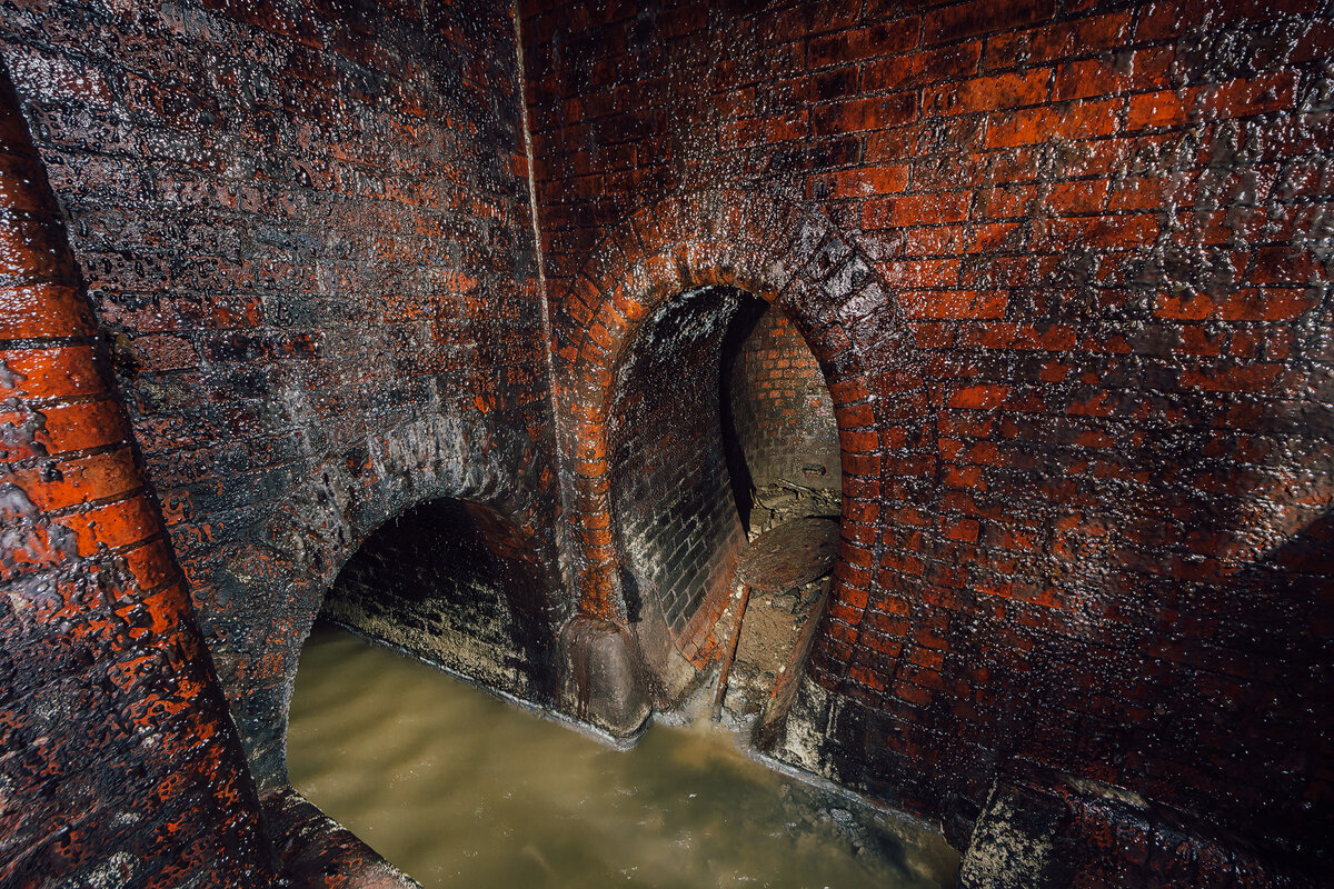 Канализационный коллектор. Самотечный коллектор. Коллектор что это в канализации. Тоннель канализации. Что такое коллектор канализации.