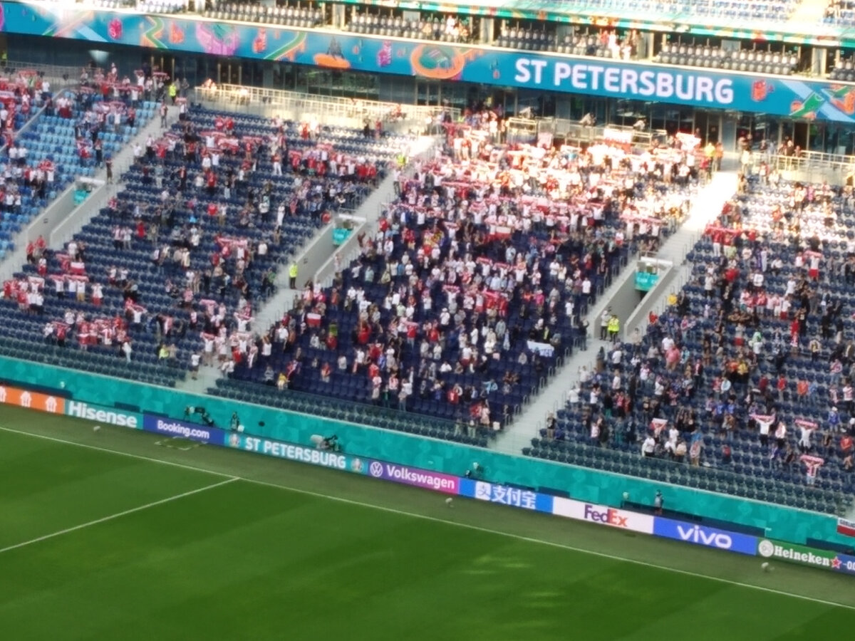 Польские болельщики во время гимна своей команды