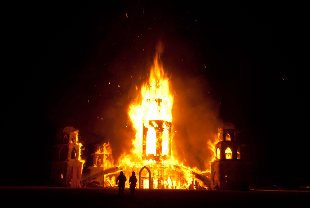 Church fire. Горящая Церковь. Храм горит. Церковь в огне. Горящая Церковь арт.