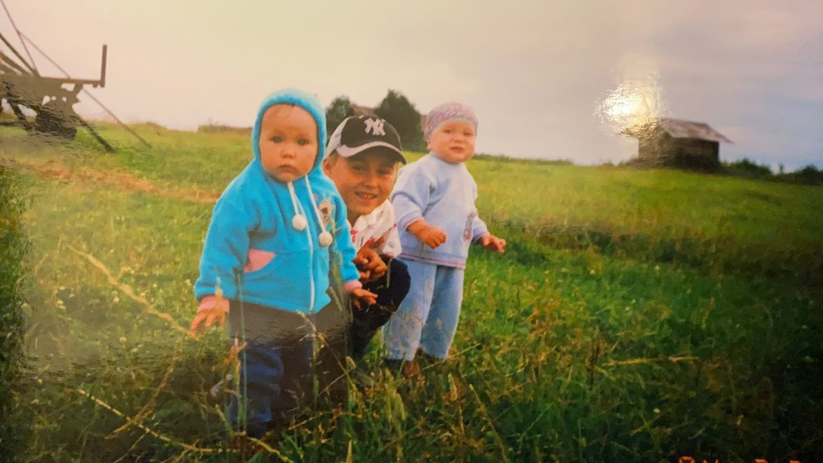 Дочь Катя на первом плане