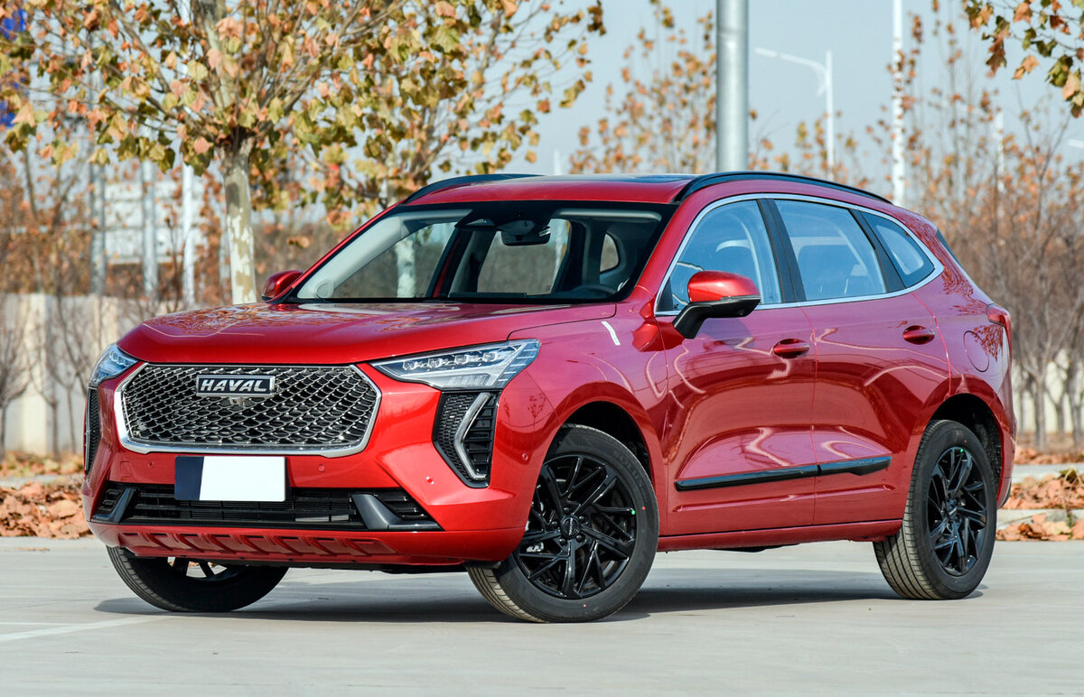 Haval Jolion – передне- или полноприводный кроссовер компактного сегмента, сочетающий в себе яркий дизайн, современную техническую составляющую и богатый набор опций, название которого образовано сочетанием слов «Joy» и «Lion» (в переводе на русский – «радость» и «лев» соответственно). Этот SUV нацелен, в первую очередь, на горожан с активной жизненной позицией, которые хотят получить небольшой и относительно доступный, но при этом действительно эмоциональный (в визуальном плане) автомобиль… Мировой дебют серийного кроссовера, пришедшего на смену паркетнику Haval H2, состоялся 23 ноября 2020 года в рамках международного автошоу в Гуанчжоу, причем там он был представлен под «китайским названием» Chulian (с иероглифов переводится как «первая любовь»). При этом в качестве концептуальной модели F&L (что опять-таки означает «First Love», то есть «первая любовь») пятидверка впервые показалась широкой общественности лишь в конце сентября того же года на Пекинском автосалоне. Для России же (и некоторых других стран) выбрали совершенно другое имя – Jolion. 