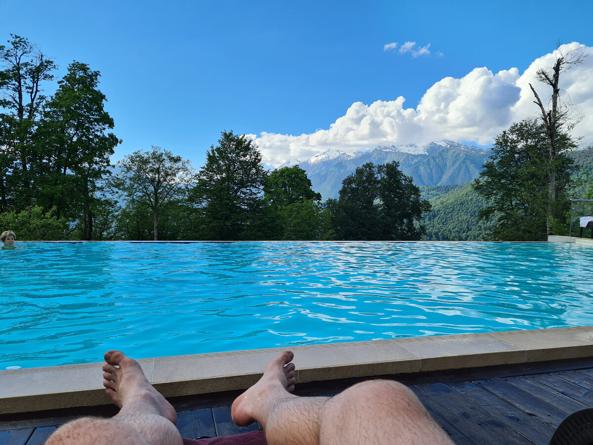 Инфинити бассейн с видом на горы (зимой вода подогревается).