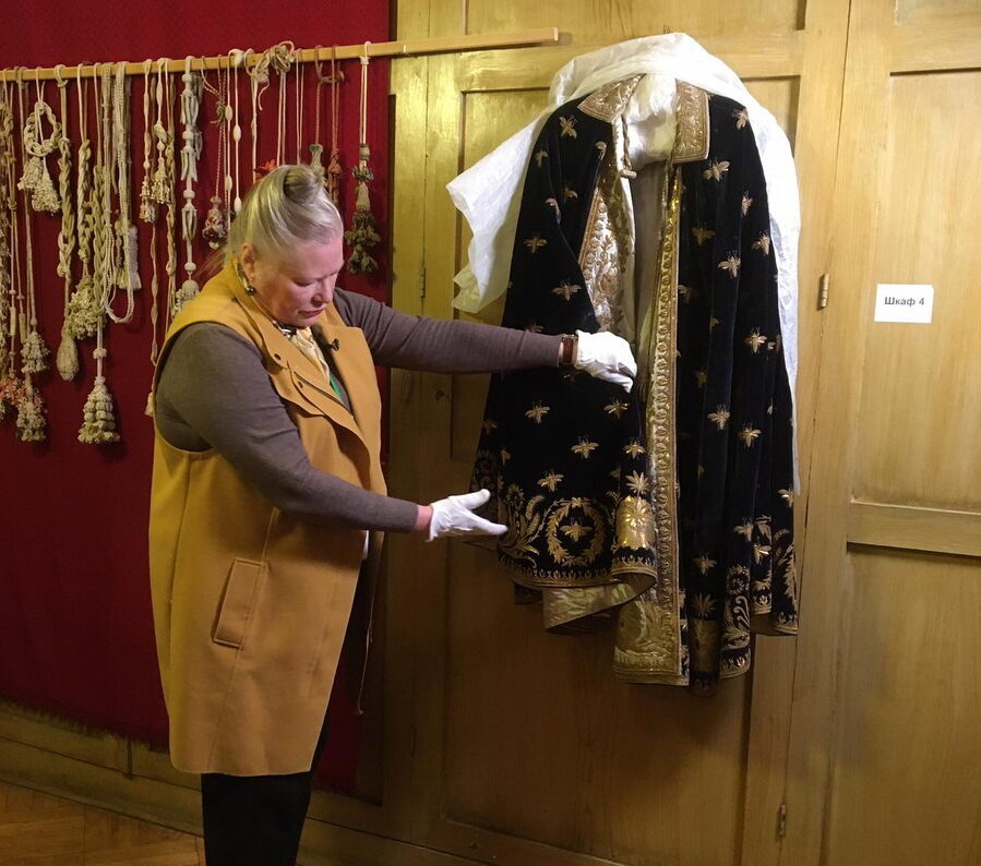 Хранитель фонда Западно-Европейских тканей в Эрмитаже