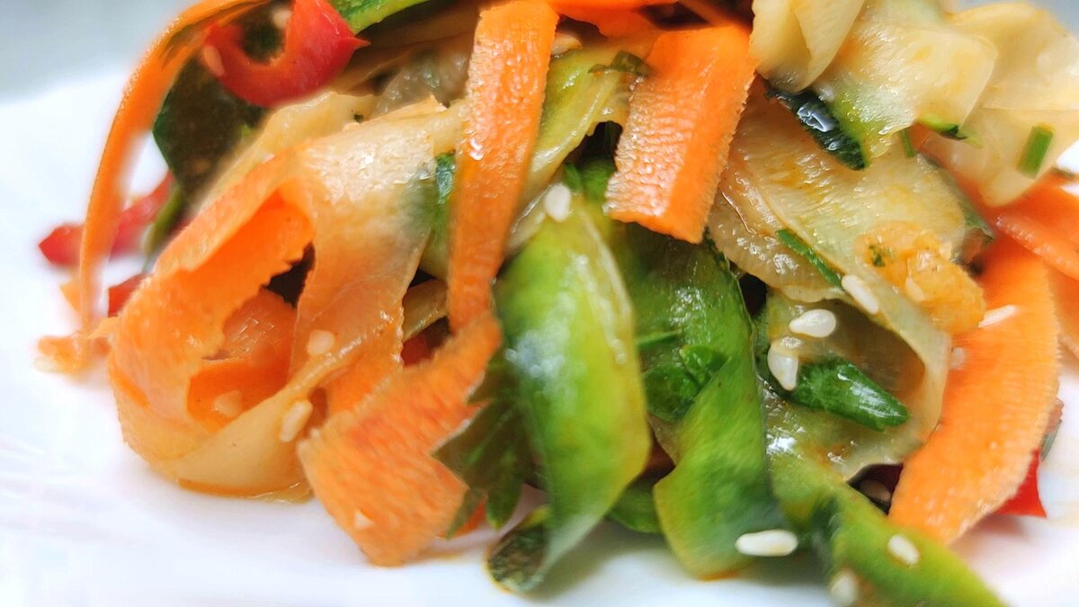 Салат без мяса и рыбы. Салат без мяса и рыбы. Салат к рыбе жареной. Греческий салат в ресторане. Салат без мяса и рыбы.