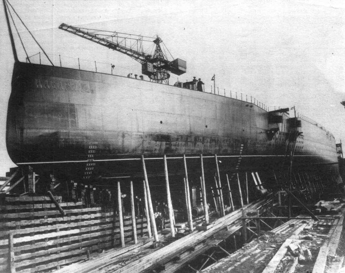 Fig. 3. 1916 Petrograd, battlecruiser «Navarin» construction (32500 t ., 66000 hp., 26,5 kn., 4x3 356 mm., 24x130 mm., belt 237 mm., deck 38-75 mm.).