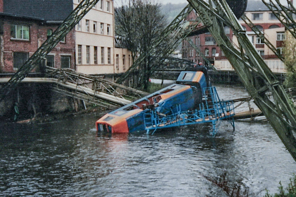 Падение вагонов Вуппертальского монорельса в апреле 1999 в реку Вуппер 