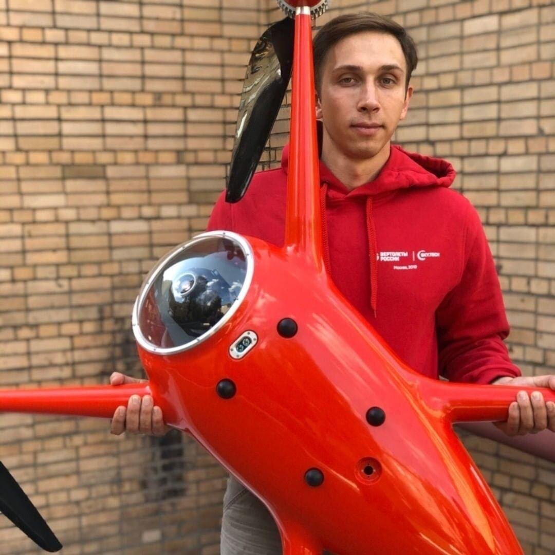 Вячеслав Барбасов с SeaDrone-MG. Дрон красят в ярко-красный цвет: так его лучше видно в море 