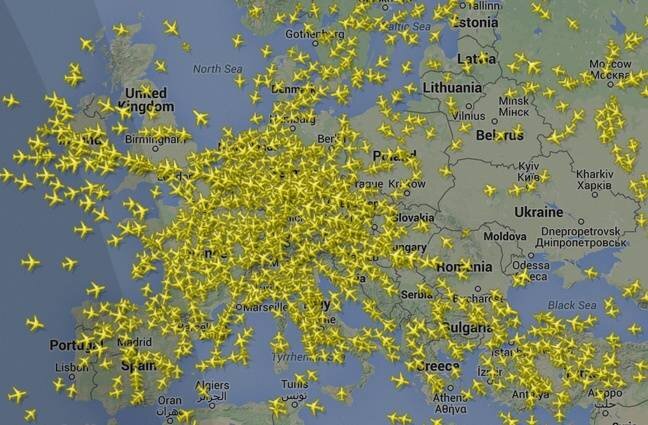 Обычно так выглядит летная картина над Парижем на карте Flightradar
