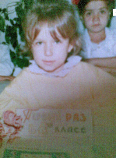 Фото из семейного архива. Настенька. Фотоография сделана не в первые дни учебы, апримерно в октябре или ноябре месяце.