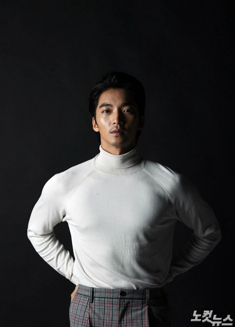 Хорош необычайно, не стандартной прилизанный красотой, очень фактурный