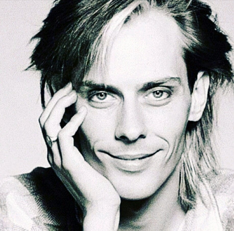 Питер Мёрфи - лидер Bauhaus. Улыбка вампира-сердцееда в моём понимании должна выглядеть примерно так (фото из открытых источников интернет)