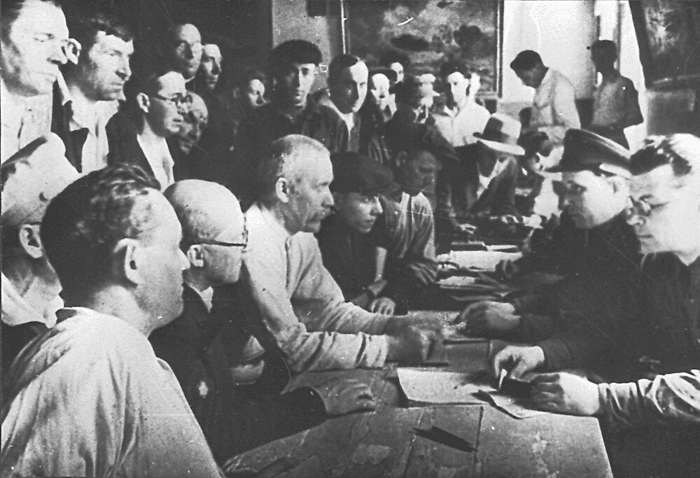 Запись в народное ополчение. Ленинский район Москвы. 1941