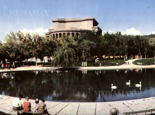 Лебединое озеро в советские годы с белыми лебедями. Источник mediamаx.am.