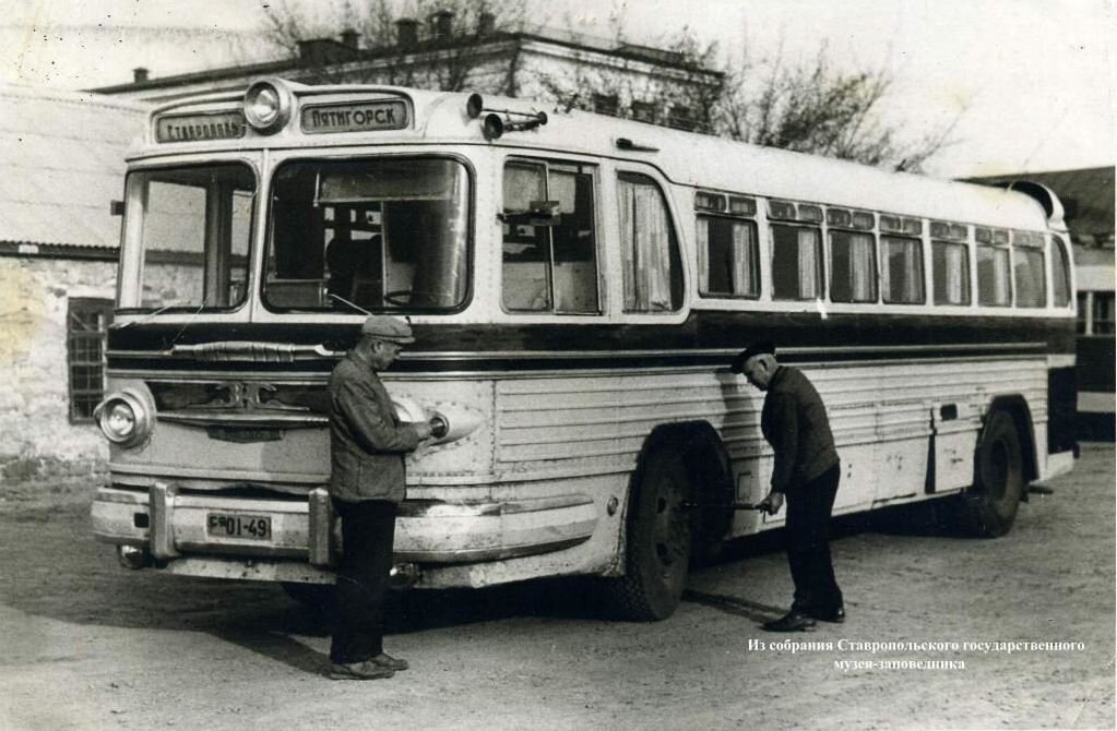Автобус ЗиС-127 ся 01-49 и его водители И.И. Коржов (слева) и И.М. Чепурной (справа) на территории автоколонны №32 на улице Коминтерна в Ставрополе, примерно 1960 год. Ныне эта фотография находится в коллекции Государственного историко-культурного и природно-ландшафтного музея-заповедника имени Г.Н. Прозрителева и Г.К. Праве. Согласно договора между мной и музеем, при публикации фотографии я должен писать на ней источник происхождения. Что и делаю.