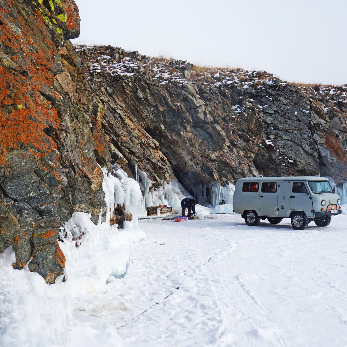 Пока туристы гуляют, гид-водитель готовит обед.