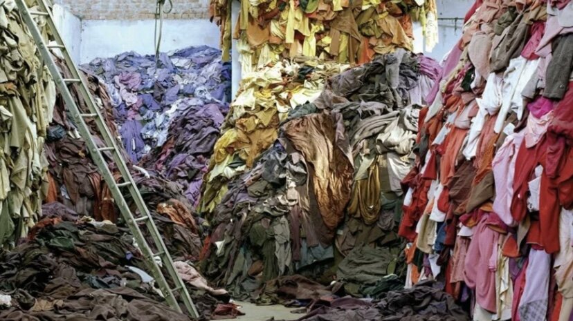 Есть целые города по разбору мусора, люди только этим и занимаются… Одни производят ‘одноразовые вещи’, другие затем сортирует этот хлам после разового использования.