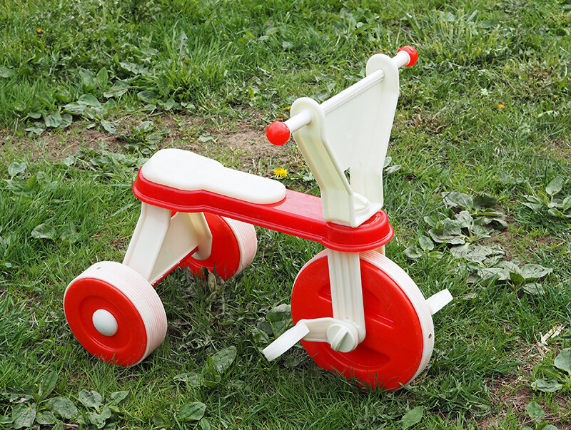 Детский трехколесный велосипед из пластмассы, изготовленный на Саратовском Агрегатном Заводе в конце 1980-х - начале 1990-х годов. Из коллекции Веломузея Андрея Мятиева.