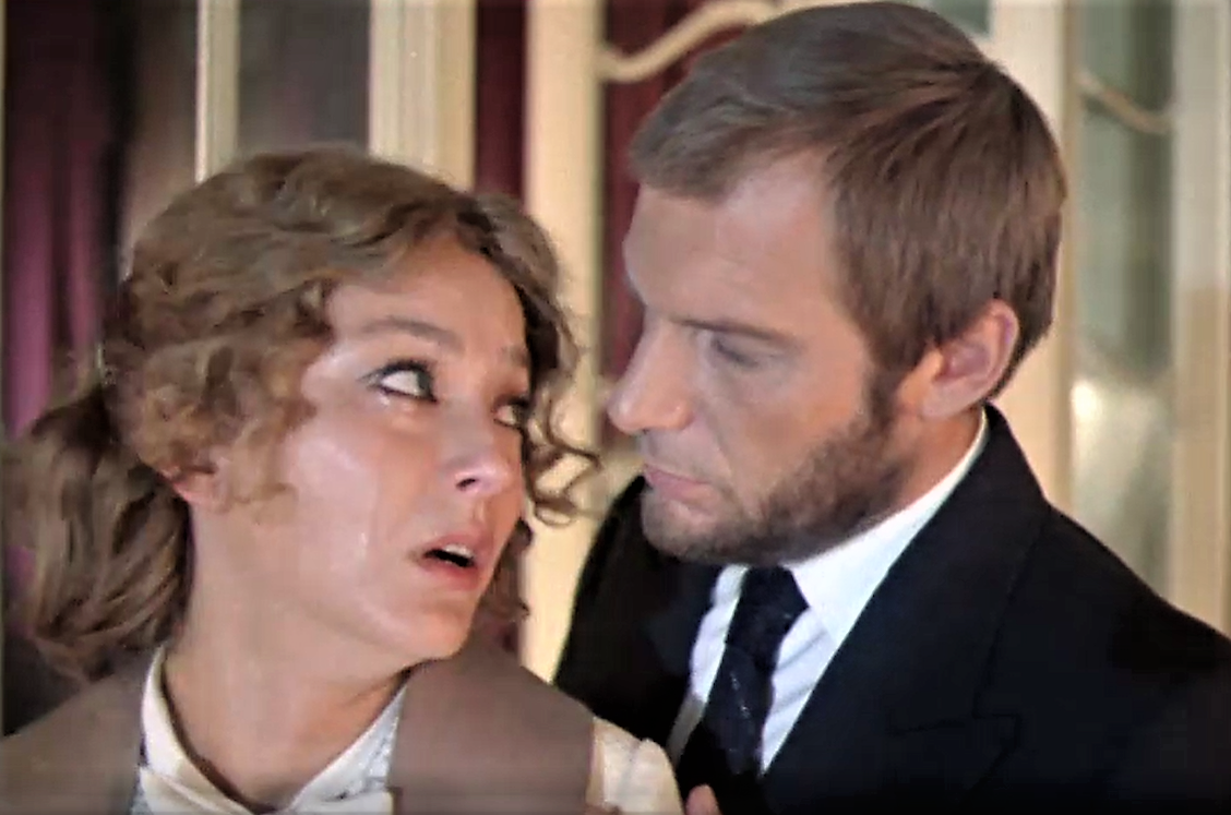 Кадр из телевизионного фильма "Кража" (1982)