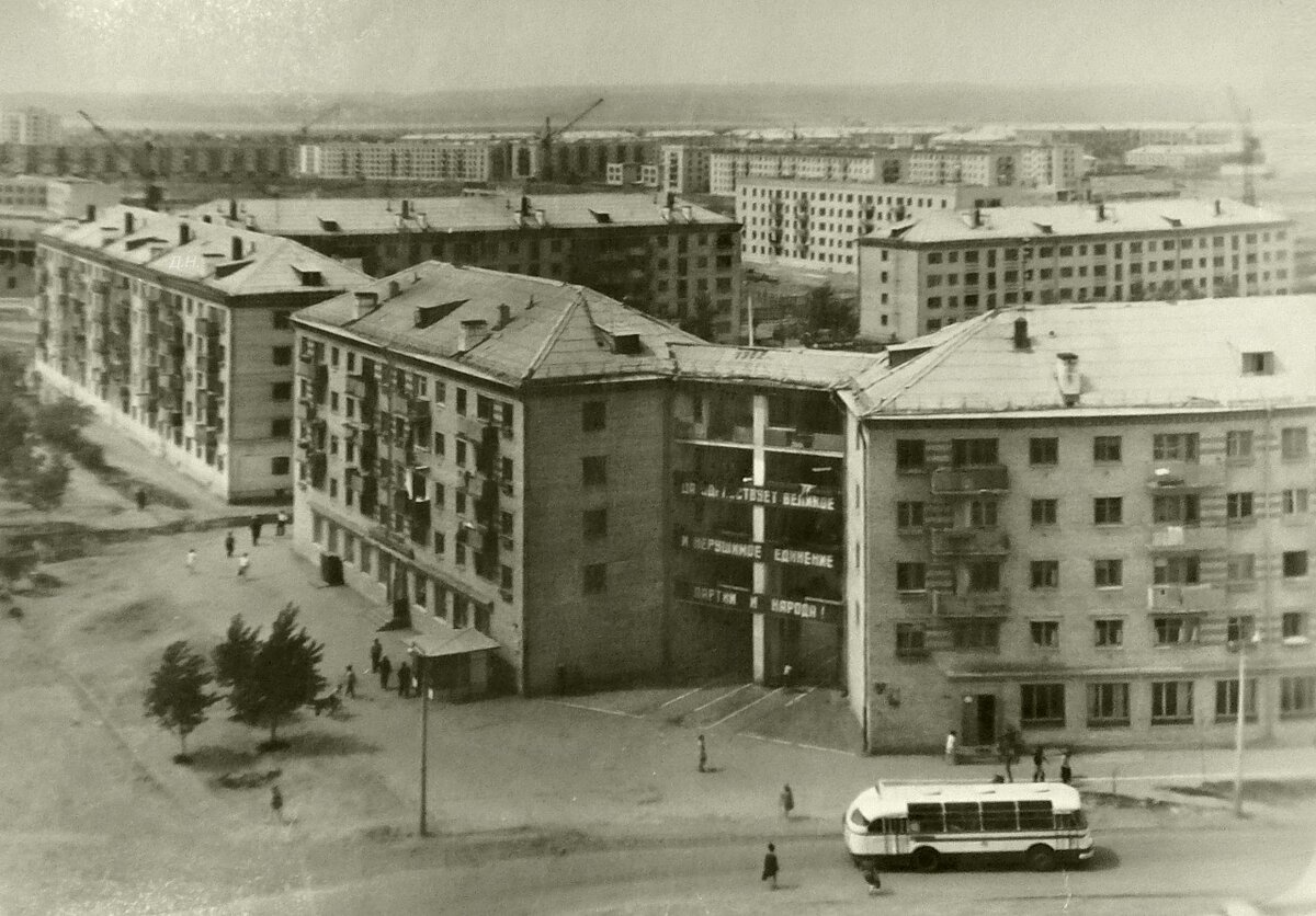 Комсомольск на амуре история. Комсомольск-на-Амуре 90-е. Комсомольск на Амуре 80 е годы. Комсомольск на Амуре проспект Октябрьский. Комсомольск на Амуре 1990.