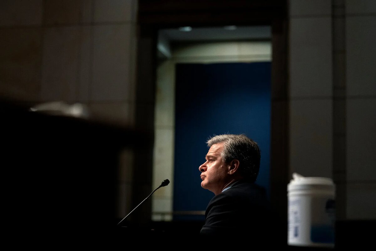 ФБР Кристофера А. Рэя выдало беспрецедентный ордер на обыск в доме бывшего президента во Флориде.Кредит ... Стефани Рейнольдс для New York Times