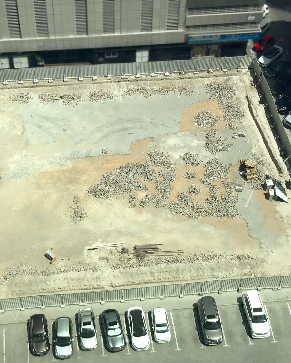 Вот что мы увидели однажды из окна на месте парковки. Фото автора