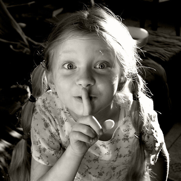 Этот мир, хоть и основан на истине, все-таки требует сбалансированности, а потому мудрецы предупреждают нас о том, что есть некоторые вещи, которые все же лучше всего держать в тайне. Тайна присутствует и в Абсолютной Истине, поэтому и в нашем материальном мире тоже есть место таинственности, которая становится частью культуры. Разглашать не вовремя некоторые секреты так же губительно, как не говорить вовремя об Абсолютной Истине. Всему свое время. Есть время полной открытости, а есть время загадочности и тайны. Культурный человек знает, какой вид поведения надо использовать в той или иной ситуации. Одним словом, тайна -- это не ложь, это один из аспектов культурного поведения.
