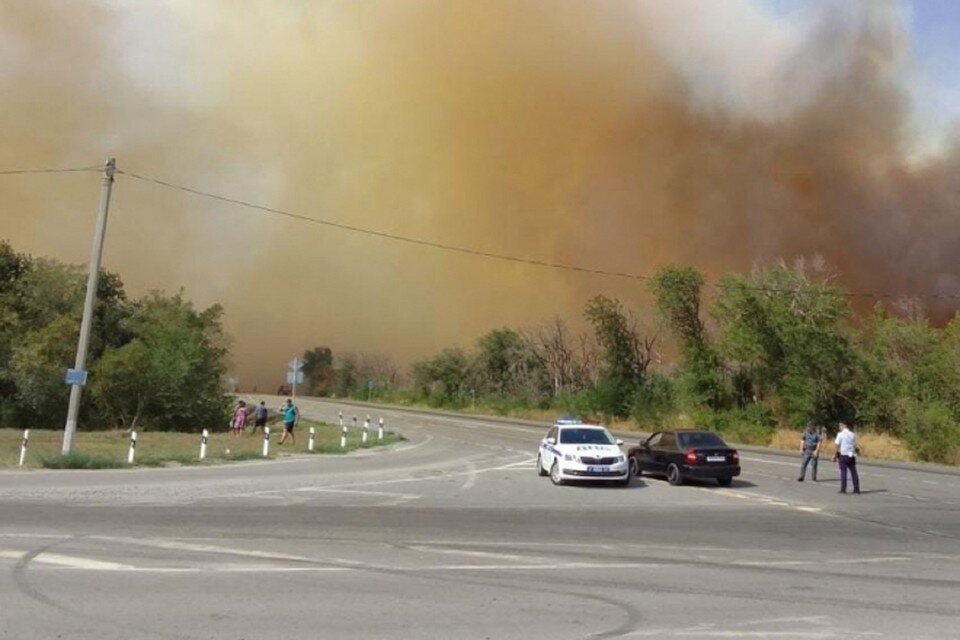     Донские полицейские обеспечивают безопасность жителей в условиях ландшафтных пожаров. Фото: ГУ МВД по РО.