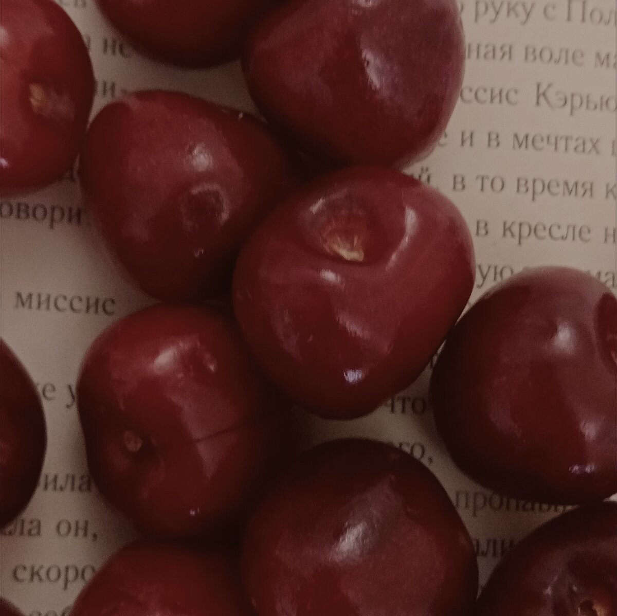  Всем привет! Это вторая часть поста под названием - летняя литература. В ней я поделюсь своим советами, чтобы было интереснее читать летний список. Поехали!) 💕🎀 Если у вас есть возможность, то приобретите книги с картинками. Вам будет приятнее и интереснее читать данное произведение.🎀 Я уже говорила об этом, но скажу ещё раз. Не обязательно читать сразу всё книгу, установите примерную норму чтения страниц в день.🎀 Ни в коем случае не надейтесь, что прочитав какое-либо произведение и оно вам встретиться в шк.программе, вам его не нужно читать. Нет! За всё время вы можете забыть некоторые детали и мелочи, которые в дальнейшем будут очень важны. Это может кардинально повлиять на вашу оценку. 🎀 Можно вести упрощённый вариант читательского дневника. Записывая только автора, название, главных героев и краткое содержание. 🎀 Из всего списка выбирайте те произведения, которые вам нравятся по названию или аннотации. 🎀 Если вам не нравится книга, то не стоит её продолжать читать, это может повлиять на другие произведения. 🎀Отмечайте интересные, смешные и просто красиво написанные моменты стикерами. После прочтения вы можете вернуться и перечитать их. На этом вроде бы всё. Обязательно воспользуйтесь моими советами. Всем приятного чтения. И до новых встреч, пока пока 👋