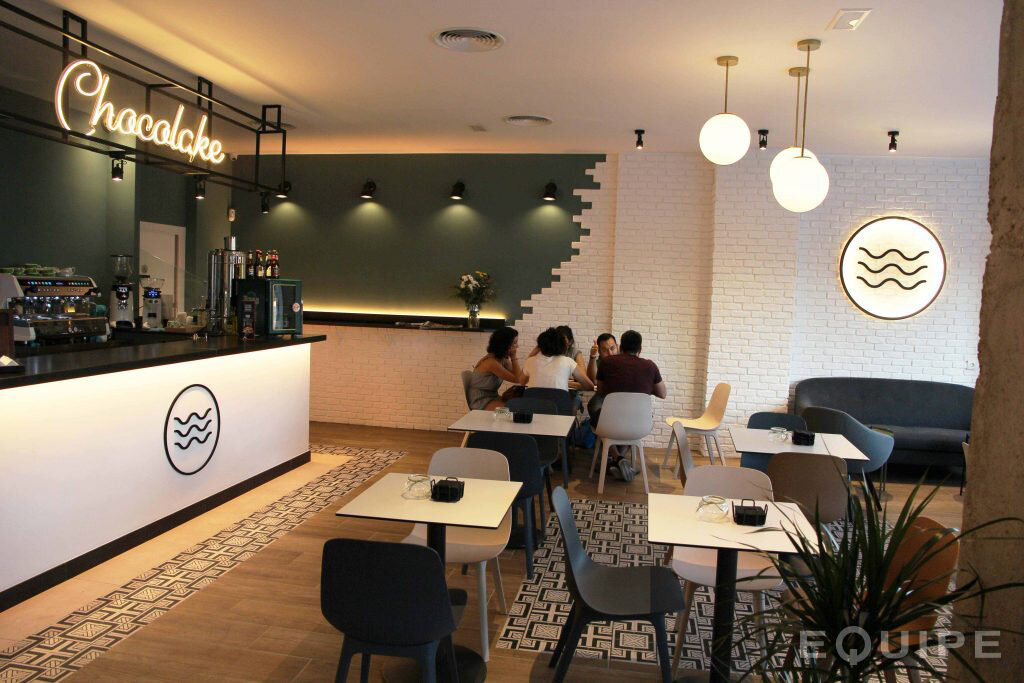 Напольная плитка в теплом и дружелюбном интерьере