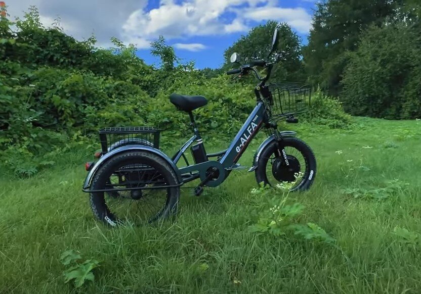 За городом фэт-трайк – в своей среде. Конечно, эта модель не предназначена для сильного бездорожья, но по невысокой траве или по ровной грунтовой деревенской дороге проедет
