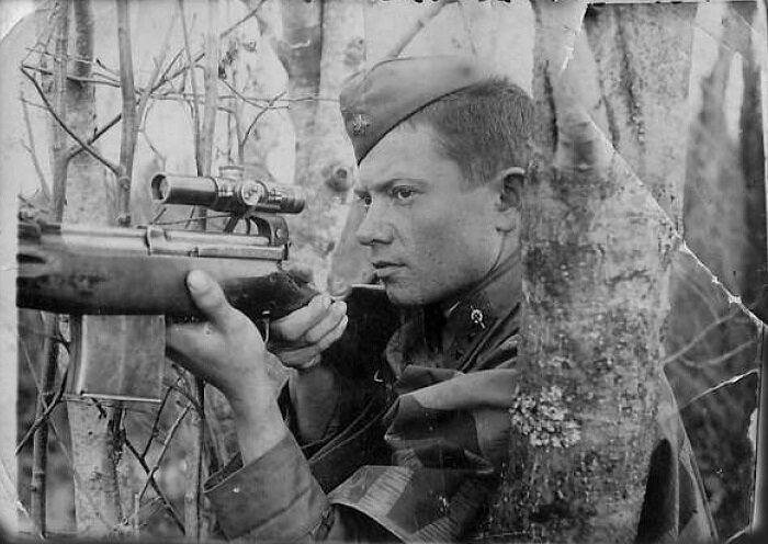 Советский снайпер с винтовкой СВТ