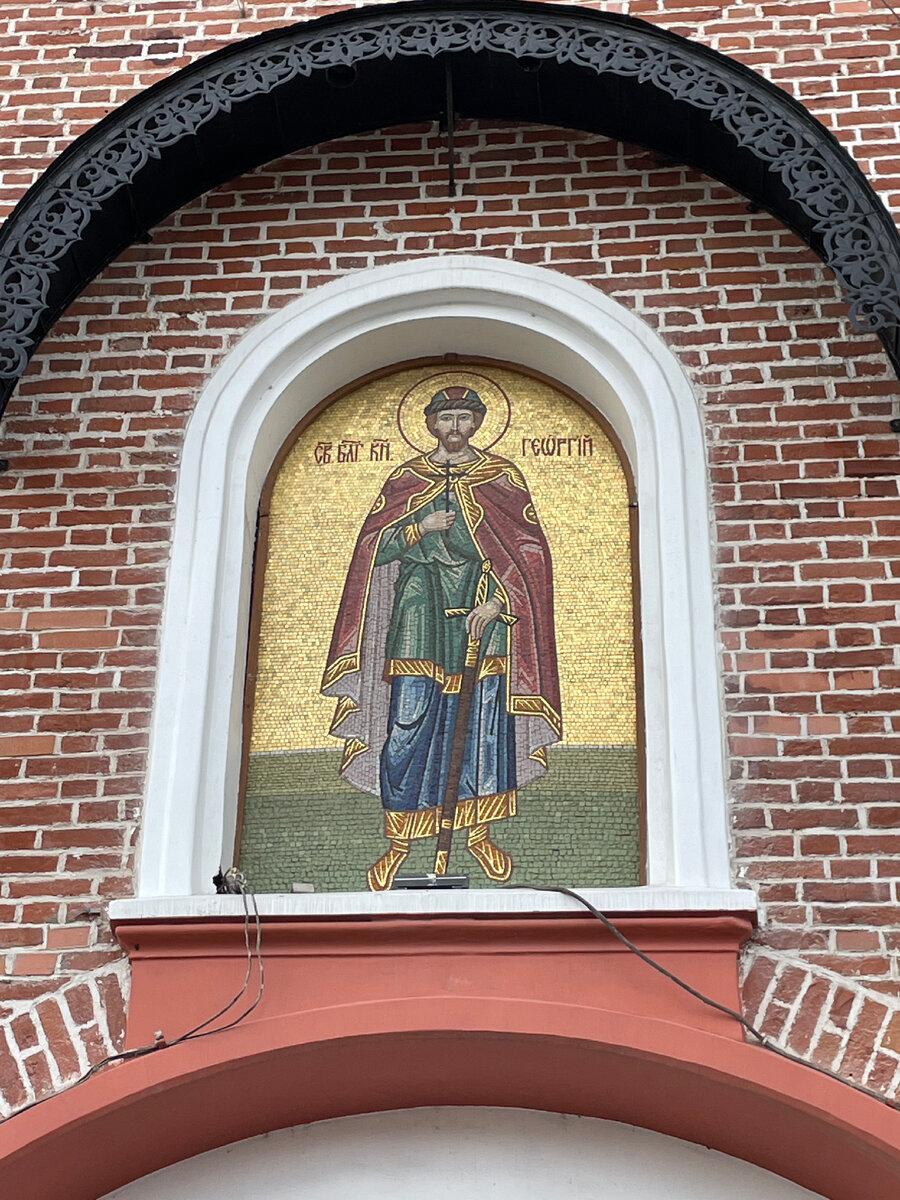 И князь, и святой, и воин. Святой благоверный князь Георгий Всеволодович, основатель Нижнего Новгорода, на иконе над главным входом в Кремль, в Дмитриевскую башню. 