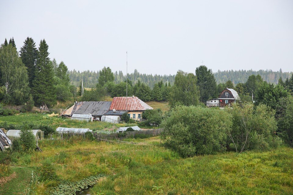     Не верится, что рядом с этой затерявшейся среди холмов деревней пролегает оживленная дачная трасса. Николай ОБЕРЕМЧЕНКО